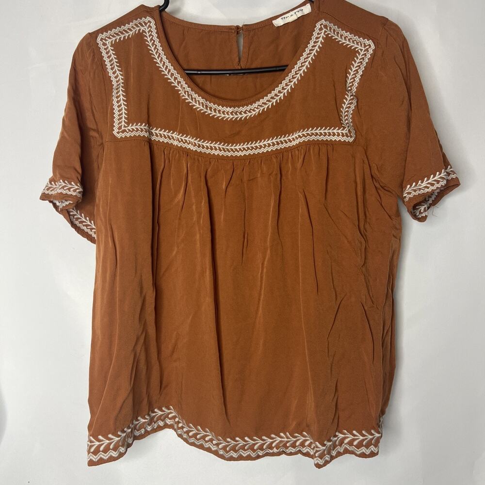 Tea N Rose Women’s Size Small Tan & White Blouse Embroidery